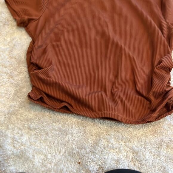 Hollister rust side ruched baby tee.  Size M. - Picture 5 of 6